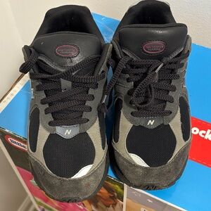 New Balance Men's Black and Dark Gray Sneakers